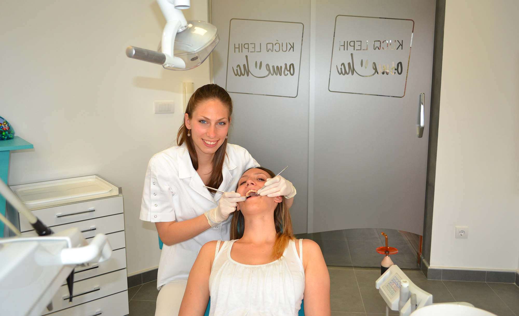 A photo of the dentist Tamara Ilic with a smiling patient